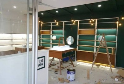 山东制作烤漆化妆品展示柜中岛架吊楣工厂